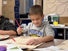 Діти розмальовують екоторби