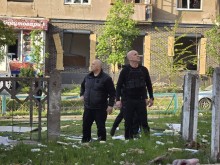 Вадим Філашкін оглядає місце обстрілу в Краматорську