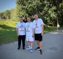 Перший заступник начальника Соледарської міської військової адміністрації Андрій Рябуха з іншими двома учасниками акції "Біжу за героя"