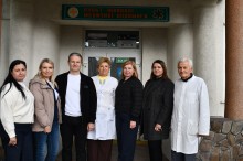 Спільне фото членів делегації та лікарів. Делегація біля лікарні.