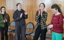 Актори у різноманітних позиціях практикують нові театральні навички