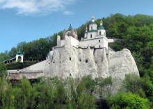 Миколаївська церква (XVII ст.), Вівтарна частина якої вирізана прямо в скелі