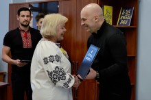 Вадим Філашкін нагороджує освітян