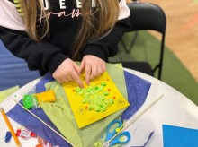 Дитячі руки роблять поробку