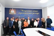 На фото участники заходу, загальне фото у приміщенні