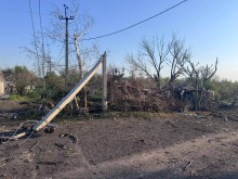 Зруйнований будинок та опора електропередач після ворожого обстрілу