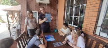 Інспектор ДСНС проводить для підлітків заняття з пожежної безпеки, демонструючи інформаційний плакат під час зустрічі на Кіровоградщині.