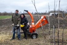 Ольга з чоловіком та обладнання для чистки хащів