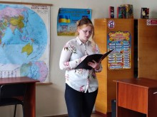 Студентка коледжу виступає на заході