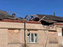Зруйнована покрівля житлового будинку після обстрілу
