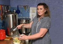 Олена займається консервацією, яку потім реалізує через місцевий магазинчик крафтової продукції