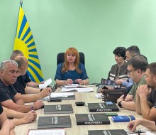 Представники громад та правоохоронних органів, які сидять за столом.   Очолює нараду в.о. голови Краматорської райдержадміністрації, начальника районної військової адміністрації Вікторія Набокова. На столі лежать книги про Донеччину.