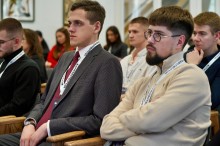 Двоє чоловіків крупним планом, учасники заходу. Уважно слухають.