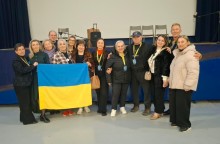 Спільне фото акторів. Попереду тримають прапор України.