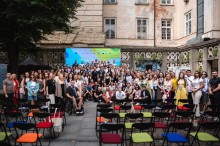 групове фото учасників форуму у Львові, де молодь працювала в командах над розробкою ідей для програми «Молодь України».