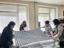 Жінки кроять тканину для пошиття адаптивного одягу