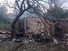 Зруйнований будинок та обгорілий сад після ворожого обстрілу