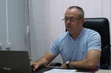 Заступник голови Донецької облдержадміністрації Ігор Бойко дивиться в екран ноутбуку