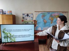 Спікерка демонструє слайд про стереотипи про людей з особливими потребами