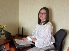 Спеціаліст обласного центу культури за ноутбуком