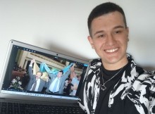 Учасник заходу тримає монітор, де демонструються уривки із дня проголошення Акту Незалежності України.