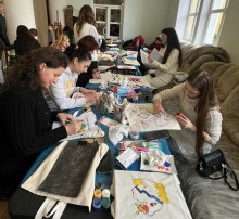 Творчий майстер-клас, де діти й дорослі розписували шопери патріотичними мотивами