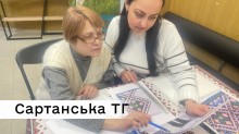 Спеціалісти Сартанської громади за столом опрацьовують ескіз майбутньої вишиванки