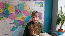 Юний учасник конкурсу в вишиванці на тлі мапи України декламує вірш до Дня Конституції України