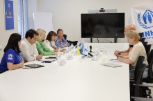 Учасники зустрічі сидять за столом