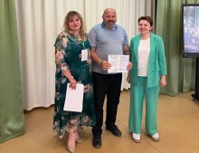 Освітяни Донеччини під час отримання сертифікатів про проходження Всеукраїнських стажувань "Топ-менеджер позашкілля"