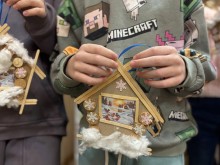 Дитина демонструє виготовлений на майстер-класі "Казковий будиночок"