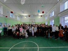 Спільне фото дітей з музикантами