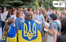 Активістки передають Президенту України звернення про звільнення цивільних заручниць