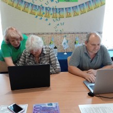 Підопічні Територіального центру соціального обслуговування (надання соціальних послуг) Очеретинської селищної військової адміністрації опановують комп’ютерну техніку