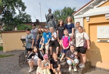 Група дітей фотографується біля пам'ятника