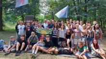 Спільне фото молоді Донеччини з ветераном ССО Віктором Ільчуном