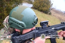 Поліцейський зі зброєю чатує дрони