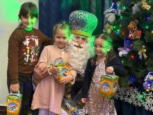 Святий Миколай обіймає діток