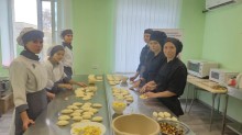Майбутні кухарі під час практичних занять у кухні-лабораторії