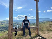 Ветеран відпочиває на вершині гори