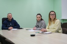 Мицик Володимир
Начальник управління фізичної культури та спорту сидить за столом, поруч учасниці засідання.