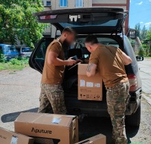 Військові розвантажують обладнання