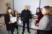 Вадим Філашкін та учні і викладачі мистецьких шкіл Донеччини, які тримають подаровані сертифікати на стипендії