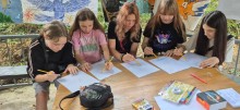 Діти малюють олівцями на ватманах