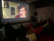 Відвідувачі переглядають фільм на великому екрані