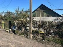 Пошкоджений будинок після ворожого обстрілу