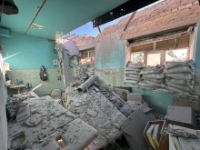 Зруйноване приміщення медзакладу після російського обстрілу