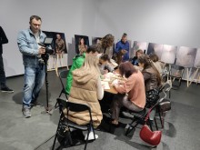 Учасники акції розмальовують сумки-шопери власним образом Козака Мамая