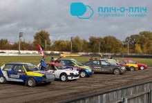 Учасники автоспідвею на стадіоні