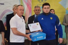 Заступник голови Донецької облдержадміністрації Ігор Бойко нагороджує провідного важкоатлета регіону Владислава Прилипка
